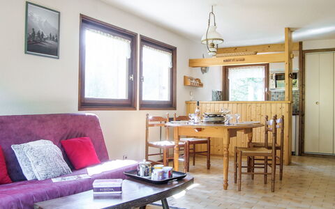 Les Pelarnys: Table, Furniture, Couch, Property, Picture Frame, Window, Interior Design, Wood, Building