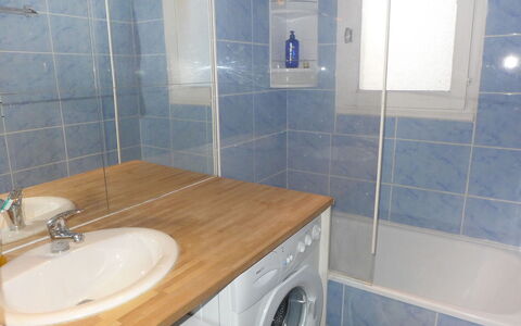 Super Ile Rousse: Bathroom, Property, Room, Tile, Floor, Plumbing Fixture, Sink, Bathroom Accessory, Architecture, Real Estate