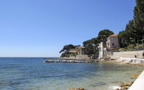 Super Ile Rousse: Snow, Sky, Cloud, Mountain, Building, Slope, Tree, Plant, House, Natural Landscape
