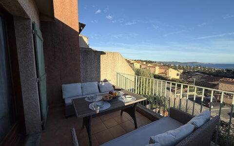 Ophélie: Residential Area, Roof, Home, Urban Design, Apartment, Balcony, Suburb, Evening, Dusk, Villa