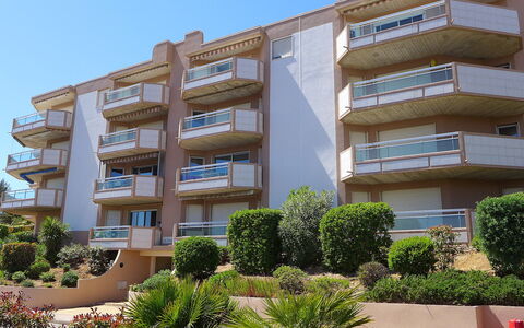 Les Jardins del Mar: Building, Sky, Plant, Daytime, Property, Urban Design, Vegetation, Tower Block, Condominium, Neighbourhood