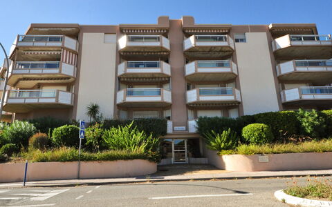 Les Jardins del Mar: Building, Property, Furniture, Window, Comfort, Wood, Interior Design, Shade, Floor