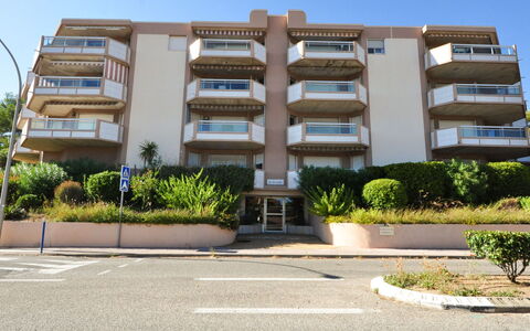 Les Jardins del Mar: Building, Property, Furniture, Window, Comfort, Wood, Interior Design, Shade, Floor
