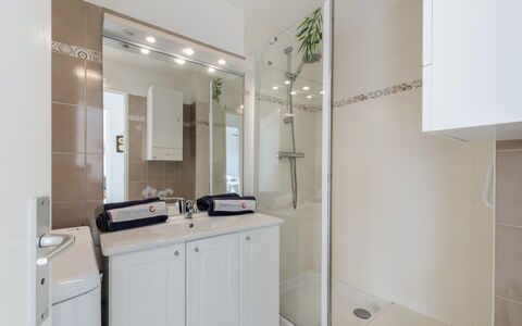 Les Jardins del Mar: Mirror, Tap, Property, Sink, Cabinetry, Building, Interior Design, Bathroom, Floor