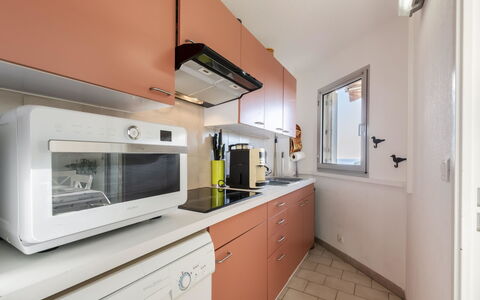Les Jardins del Mar: Countertop, Cabinetry, Furniture, Kitchen Appliance, Building, Kitchen Stove, Kitchen, Home Appliance, Window, Microwave Oven