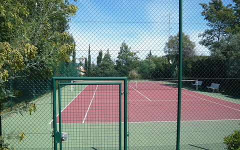 Cavalaire 370: Plant, Sky, Cloud, Fence, Tree, Sports Equipment, Mesh, Grass, Wire Fencing, Tennis Court
