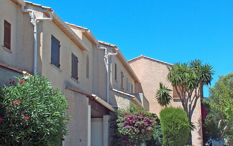 Cavalaire 90: Plant, Sky, Building, Flower, Property, Window, House, Tree, Road Surface, Neighbourhood