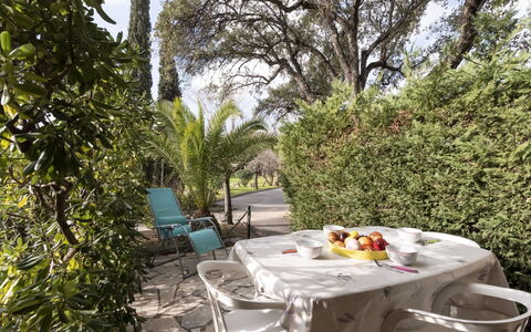 Cavalaire 90: Table, Furniture, Plant, Tableware, Chair, Outdoor Table, Outdoor Furniture, Tree, Leisure, Real Estate