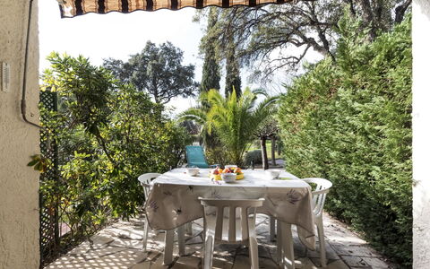 Cavalaire 90: Table, Furniture, Property, Chair, Sky, Wood, Tablecloth, Shade, Tree, Outdoor Furniture