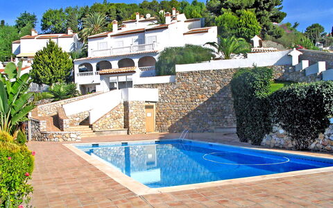 Villa Mimosa: Water, Plant, Sky, Daytime, Property, Building, Swimming Pool, Azure, Blue, Tree