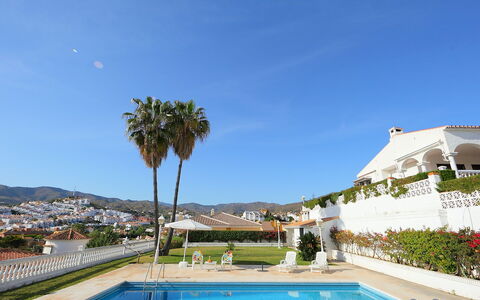 Villa Tulipán: Property, Swimming Pool, Resort, Building, Real Estate, Vacation, Azure, Palm Tree, House, Apartment