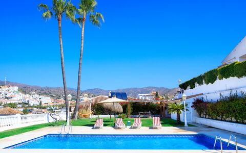 Villa Tulipán: Sky, Plant, Water, Property, Green, Blue, Nature, Azure, Building, Swimming Pool