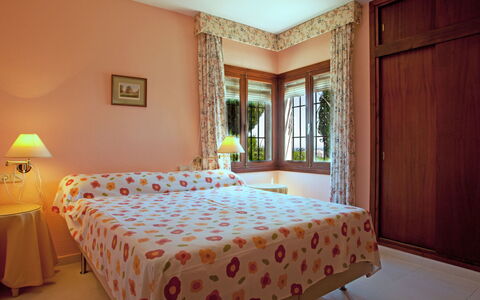 Villa Tulipán: Bedroom, Room, Bed, Property, Furniture, Bed Sheet, Bed Frame, Interior Design, Floor, Wall