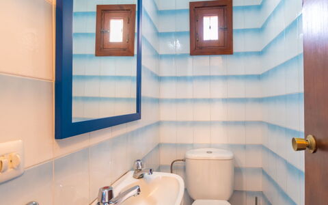 Can Fulgencio Ii: Mirror, Sink, Property, Tap, Bathroom Sink, Plumbing Fixture, Azure, Purple, Bathroom, Interior Design