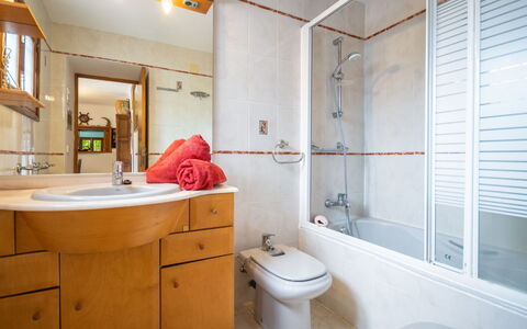 Can Toni Mari: Mirror, Plumbing Fixture, Bathroom Cabinet, Property, Sink, Shower Head, Bathroom Sink, Tap, Toilet Seat, Bathroom