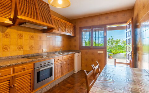 Can Pep Jaume: Countertop, Cabinetry, Furniture, Property, Building, Plant, Window, Kitchen, Wood, Kitchen Appliance