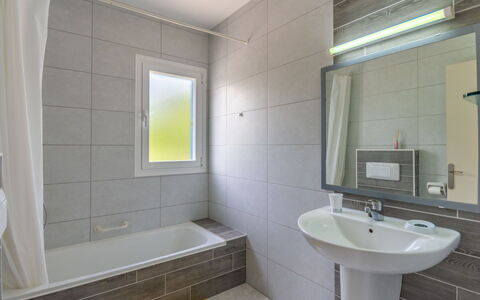 Anromi: Bathroom, Property, Room, Tile, Interior Design, Architecture, Wall, Floor, Real Estate, Plumbing Fixture