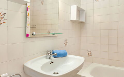 La Rectoria: Tap, Plumbing Fixture, Mirror, Bathroom Sink, Sink, Property, Photograph, Bathroom, Light, Purple