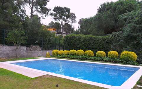 Escorxador: Water, Plant, Property, Sky, Swimming Pool, Azure, Rectangle, Tree, Architecture, Grass