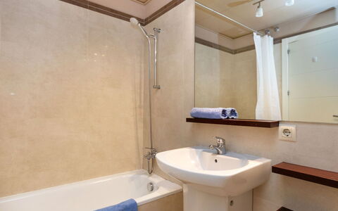 Jardins Sa Boadella: Tap, Plumbing Fixture, Property, Sink, Mirror, Bathroom, Bathroom Sink, Architecture, Bathtub
