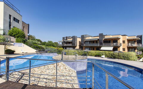 Jardins Sa Boadella: Water, Sky, Daytime, Building, Azure, Swimming Pool, Window, Plant, Urban Design, Shade