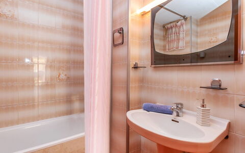 Edificio Garcomar i: Bathroom, Plumbing Fixture, Wall, Interior Design, Flooring, Bathroom Sink, Floor, Plumbing, Tap, Sink