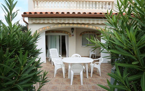 Jalisco de Los Monteros: Property, House, Building, Real Estate, Villa, Home, Room, Estate, Tree, Apartment