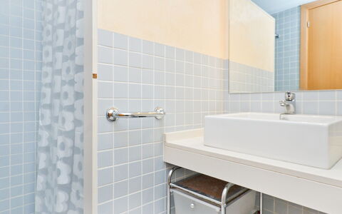 Edificio Nautic: Bathroom, Tile, Property, Room, Tap, Wall, Interior Design, Architecture, Floor, Real Estate