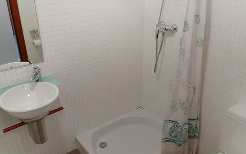 Dénia 170: Bathroom, Property, Toilet, Plumbing Fixture, Room, Wall, Bathroom Accessory, Tap, Bathroom Sink, Toilet Seat