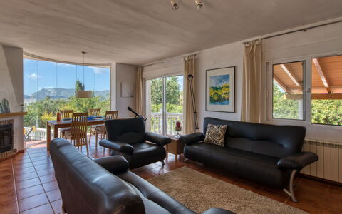 Osa Menor: Room, Property, Living Room, Furniture, Interior Design, Building, Real Estate, Coffee Table, House, Floor