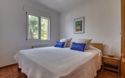 Osa Menor: Bedroom, Bed, Furniture, Room, Property, Bed Sheet, Floor, Bed Frame, Bedding, Wall