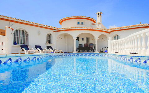 Villa Ma-Nita: Water, Sky, Property, Swimming Pool, Azure, Aqua, Leisure, Real Estate