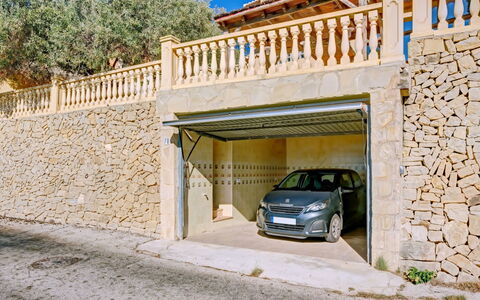 Raquel: Car, Wheel, Property, Vehicle, Building, Plant, Motor Vehicle, Automotive Design, Road Surface