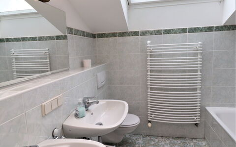 Bammer: Tap, Plumbing Fixture, Property, Sink, Bathroom Sink, Mirror, Building, Bathroom, Interior Design, Lighting