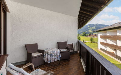 Dachstein Top 27 5.3: Building, Wood, Comfort, Interior Design, Shade, Flooring, Floor, Living Room, Hardwood, Table