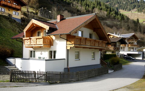 Haus Toferer: Plant, Building, Mountain, Window, Cloud, Sky, Tree, House, Land Lot, Neighbourhood