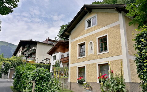 Dr.steiner: Plant, Sky, Building, Cloud, Property, Window, Tree, House, Land Lot, Urban Design