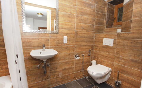 Dr.steiner: Bathroom, Property, Room, Tile, Plumbing Fixture, Wall, Floor, Interior Design, Architecture, Bathroom Accessory
