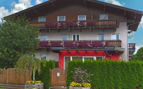 Zell am See 320: Cloud, Sky, Plant, Property, Building, Window, Land Lot, Cottage, Urban Design, House