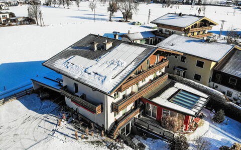 Zell am See 320: House, Mountain Range, Slope, Hill Station, Valley, Alps, Snow, Balcony, Glacial Landform, Winter