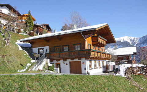 Unterpirchhof: Property, House, Mountain Village, Mountain, Mountain Range, Home, Roof, Building, Alps, Hill Station