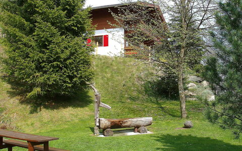 Haus am Sonnenhang: Tree, Green, Grass, House, Cottage, Furniture, Grass Family, Woody Plant, Shrub, Yard