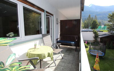 Am Birkenhain 100.28: Table, Property, Furniture, Plant, Shade, Window, Building, Interior Design, Architecture, Living Room