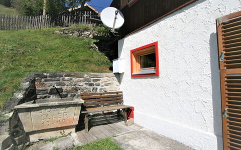 Chalet Antritt: Property, Plant, Building, Wood, Window, Slope, House, Roof, Groundcover, Grass