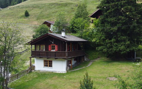 Chalet Antritt: Plant, Building, Window, Tree, Land Lot, House, Natural Landscape, Highland, Grass, Cottage