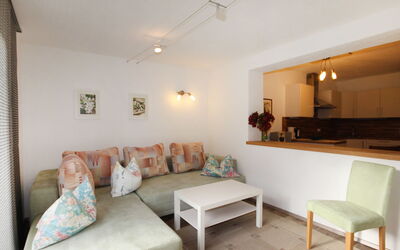 Luimes 100.10: Room, Property, Furniture, Building, Interior Design, Ceiling, Table, Floor, Real Estate, Living Room
