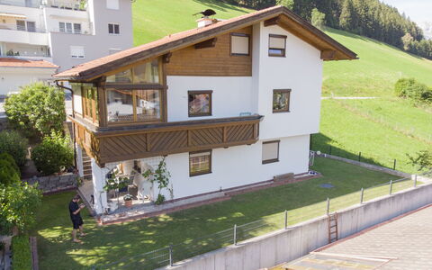 Haus Sailer: Plant, Window, Building, Tree, Wood, House, Land Lot, Wall, Urban Design, Residential Area