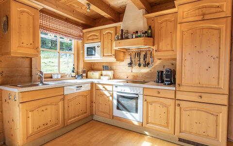 Königsleiten 2: Countertop, Cabinetry, Property, Kitchen Appliance, Drawer, Kitchen, Window, Kitchen Stove, Wood, Interior Design