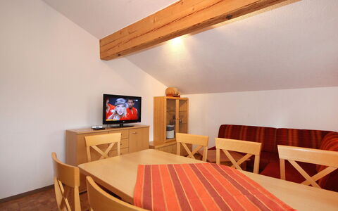 Fügen 320: Room, Property, Furniture, Interior Design, Ceiling, Building, House, Wall, Floor, Table
