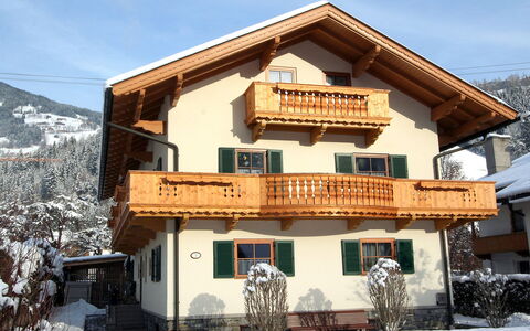 Kaltenbach 400: Sky, Snow, Window, Plant, Building, Tree, Wood, Real Estate, Slope, Siding